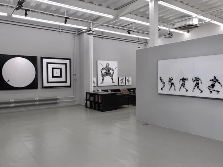 SEE + ART DISTRICT - BEIJING, CHINA — « A SMALL MAN IN A BIG WORLD »