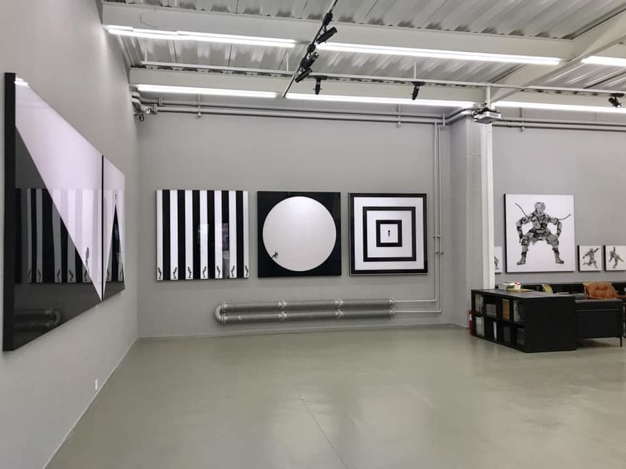 SEE + ART DISTRICT - BEIJING, CHINA — « A SMALL MAN IN A BIG WORLD »