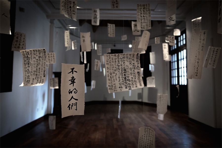 SINAN MANSION - SHANGHAI, CHINA — « A SMALL MAN IN A BIG WORLD »